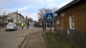  Un şofer din Suceava a intrat cu maşina în cinci copii care se aflau în staţia de autobuz! Care e starea minorilor