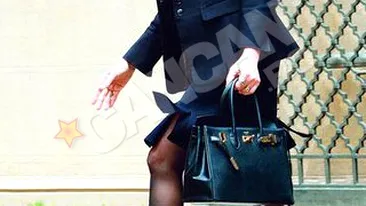 Angela a iesit, in sfarsit, din casa