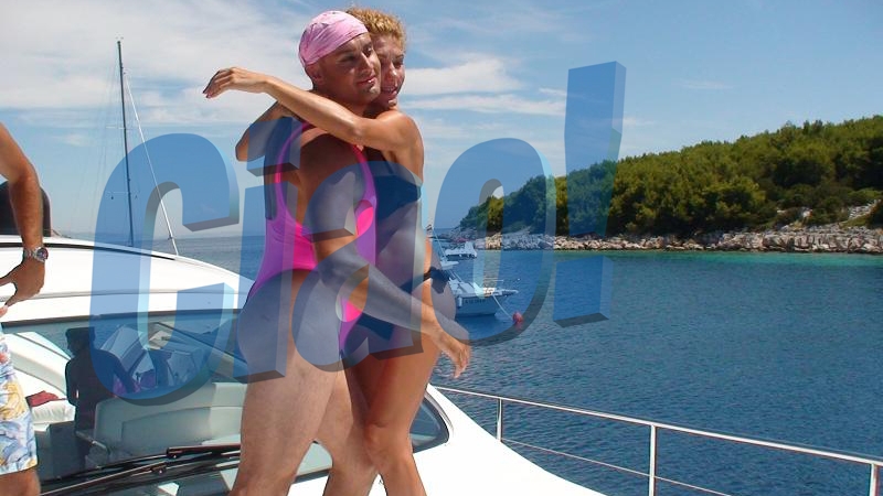 Un celebru milionar are un secret…. “murdar”! A fost pozat pe iaht, machiat, purtand costumul de baie roz al sotiei!