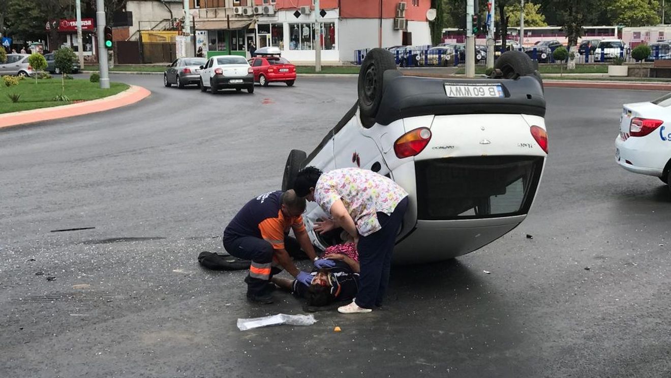 Accident grav în Berceni! O mașină a ajuns cu roțile în sus! Pompierii și ambulanța au intervenit rapid
