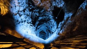 Un bărbat a găsit din întâmplare, în timp ce își cauta găina pierdută, un oraș dispărut sub propria locuință. Povestea poate sta la baza unui film de succes