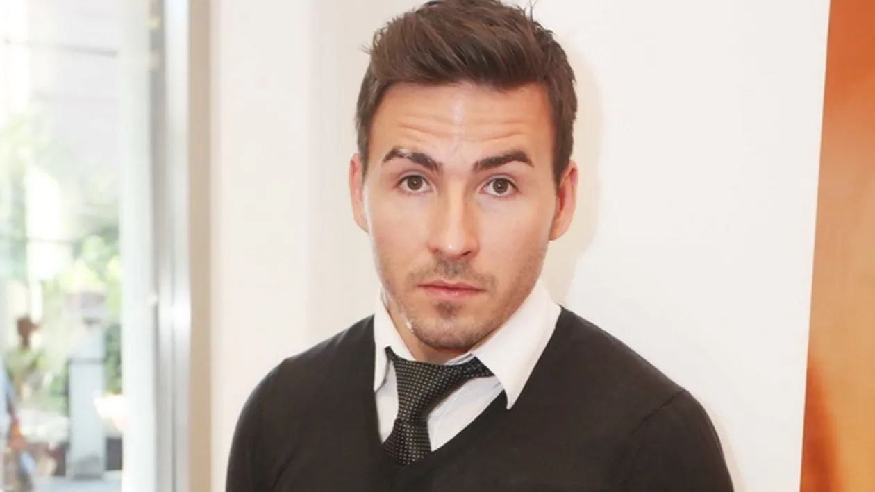 Ce facea Cristea cand Bianca se umfla de plans dupa escapada de la Paris! A agatat o bruneta sexy care o cunoaste pe roscata!