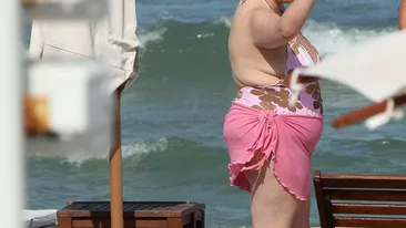OANA ROMAN, în costum de baie! Fotografiile care te lasă fără...cuvinte