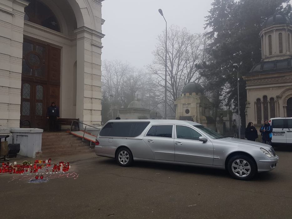Cutremurător! Ce mesaj a apărut, scris cu cretă, pe trotuarul din fața capelei Cimitirului Bellu, unde este depus trupul Cristinei Țopescu