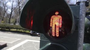 Premieră în România. Pietonii care se uită în telefon atunci când traversează strada ar putea fi amendați