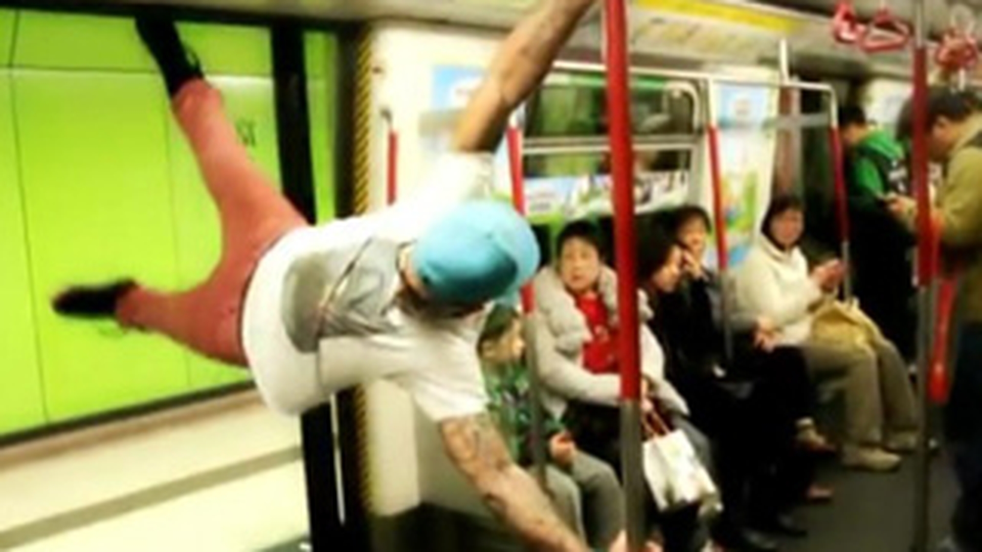 VIDEO Alex Velea face spectacol in metrou! Uite cum se joaca la bara!