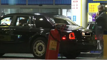 Te ia ameteala daca vezi ce face Edy de Romania! Cel mai excentric milionar bucurestean isi sterge masina cu saliva!