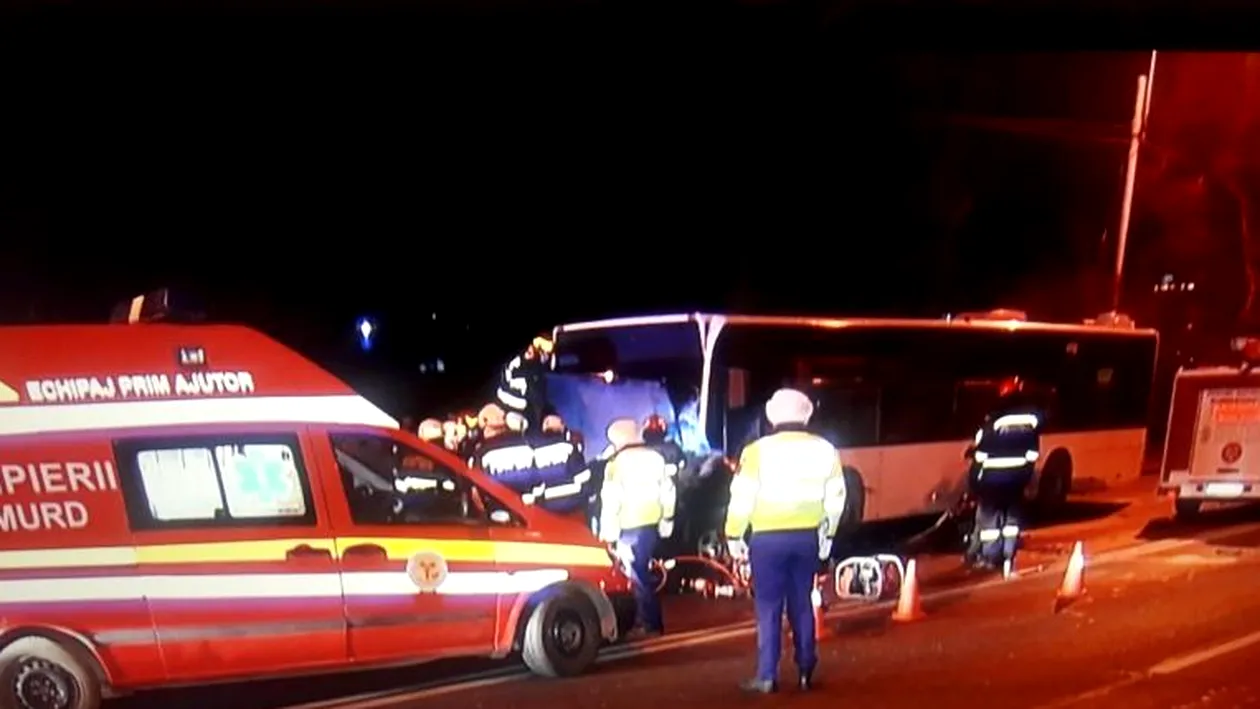 Două persoane din Capitală au murit după ce mașina în care se aflau a lovit frontal un autobuz