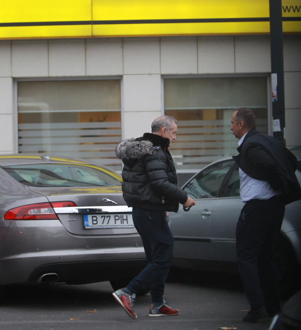Becali și-a scos bani de la bancă