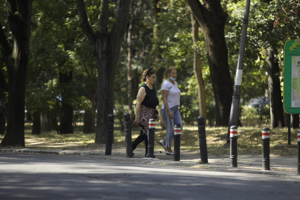 Irina Loghin a ieșit cu o prietenă la plimbare prin parc