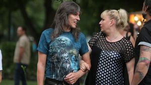 Kempes şi-a prezentat ”jumătatea” la un party! E prima oară când apare cu soţia în public!