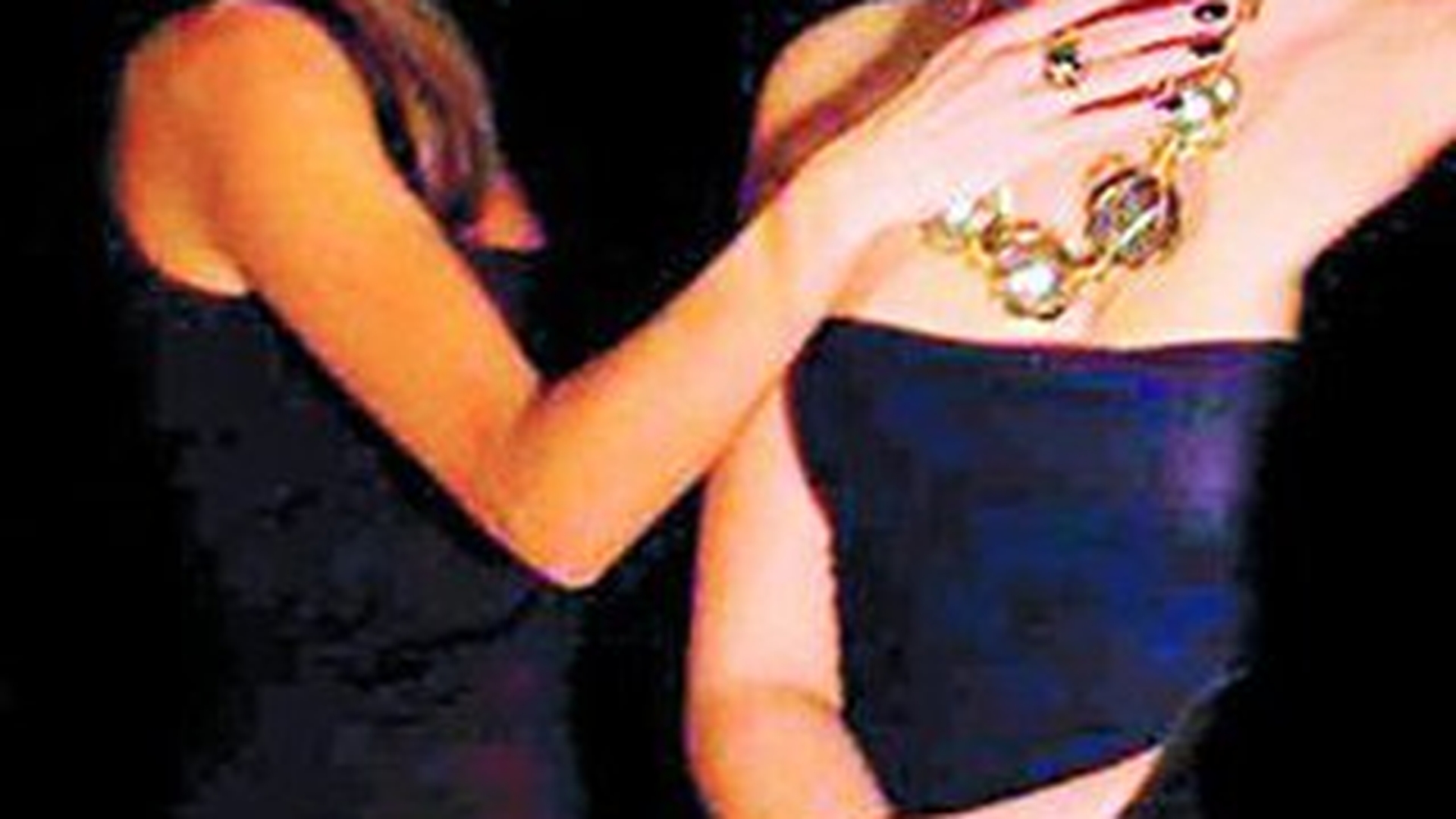 Gemma dubleaza mainile vedetelor