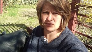 Bebeluşul abandonat de mamă într-o casă părăsită din Olt a fost luat de familia tatălui