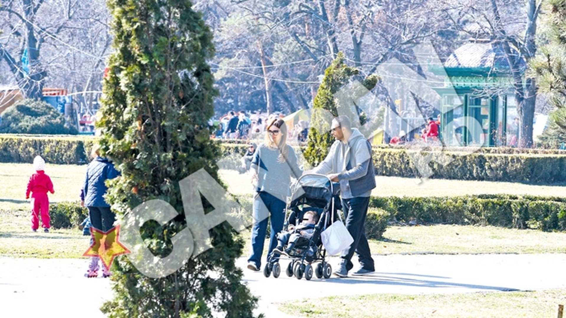 Maria Marinescu, la plimbare cu sotul si fiul, prin parc