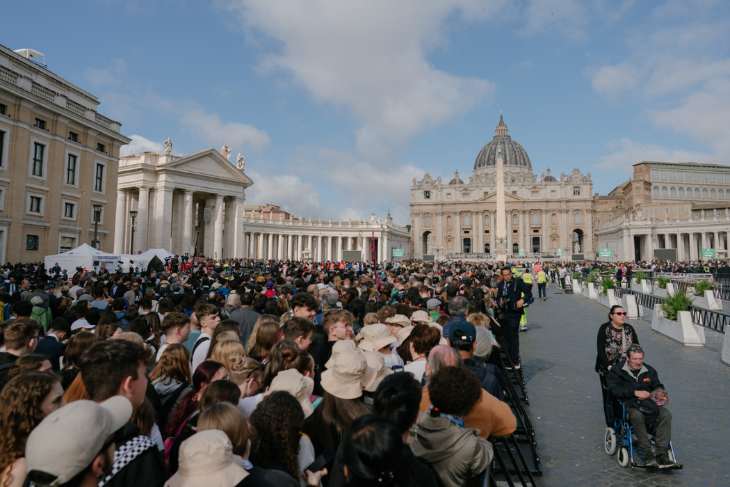 Omagiu pentru Papa Francisc la Bazilica Sfântul Petru/ Sursa foto: Inquam Photos / Andrei Pungovschi