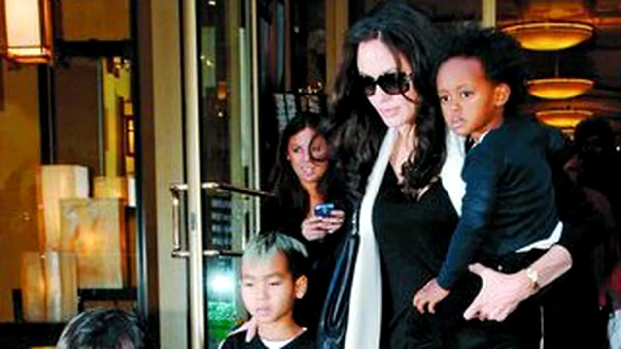 Angelina isi terorizeaza copiii