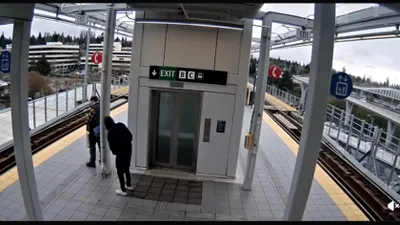 Video viral din Seattle: un bărbat încearcă să împingă un pasager în fața trenului. Reacția oamenilor