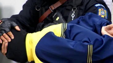 Scenariu de film in Bucuresti! Un tanar a dat cu masina peste un politist, mascatii au intervenit in forta sa-l aresteze!