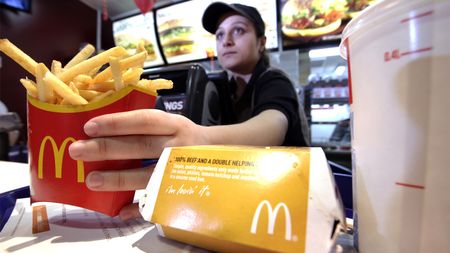 Ce salariu are o româncă din Germania, care de 8 ani lucrează la McDonald’s: „Am reușit să îmi cumpăr și o...”