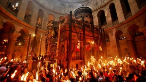 S-a aprins Lumina Sfântă la Ierusalim! De acolo va fi trimisă în toată lumea