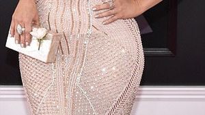 Şi-a scos sfârcul la plimbare pe covorul roşu de la premiile Grammy! A pozat frumos, elegant, însă apoi sânul i-a stricat ”figura”