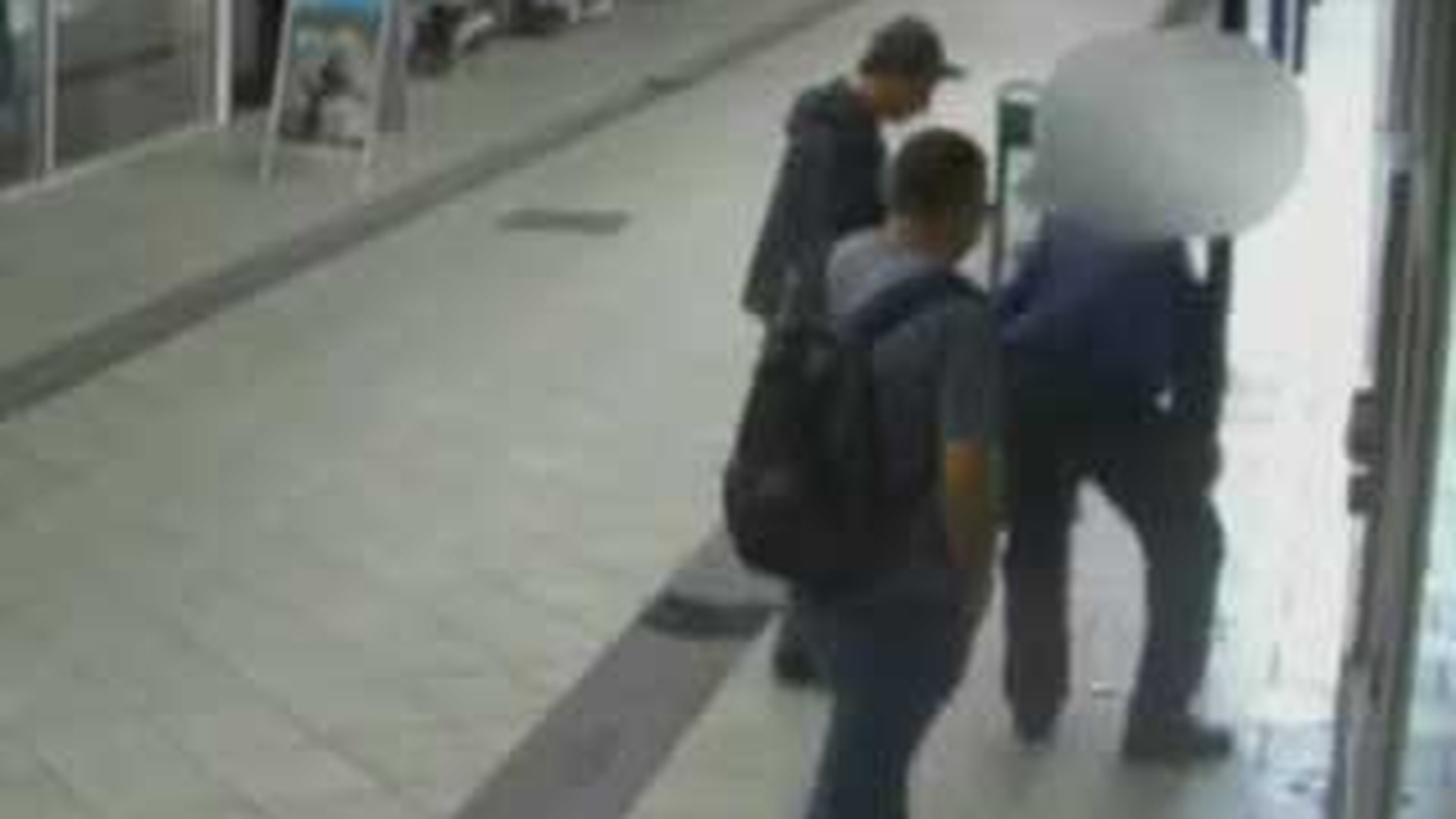 CREDE-NE, CHIAR RAMAI PROST! Uite metoda geniala prin care doi romani il praduiesc pe un danez la bancomat - Il fac praf fara sa stie, in 4 secunde pe ceas il lasa fara card si fara bani! N-are cum sa ti se intample tie dupa ce vezi VIDEO asta