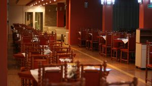 Ieșirile la restaurant nu vor mai fi la fel! Mese la doi metri distanță și meniuri cu instrucțiuni de protecție împotriva COVID-19