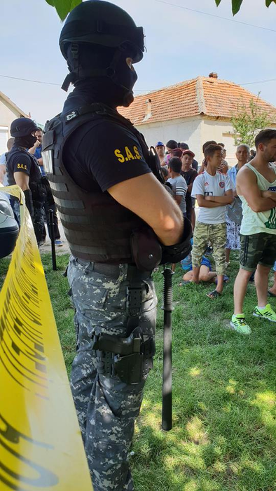 Polițiștii au împânzit zona