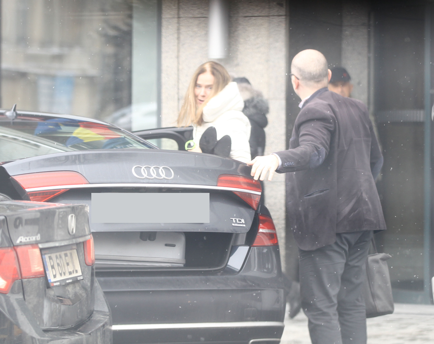 Christina Verchere și Mariana Gheorghe au fost lăsate să aștepte în frig, după ce au luat masa la un restaurant