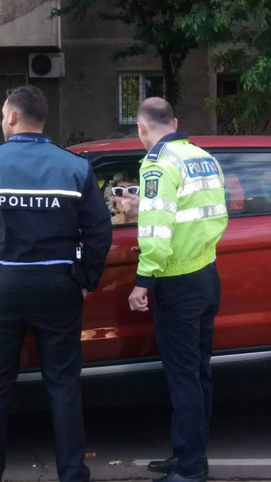 Margherita, la discuții cu polițiștii, după accident (Foto: CANCAN.RO)
