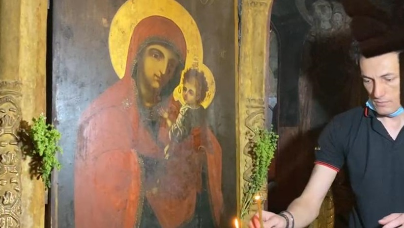 Sute de pelerini vin în fiecare zi la biserica din Baia de Fier să vadă minunea
