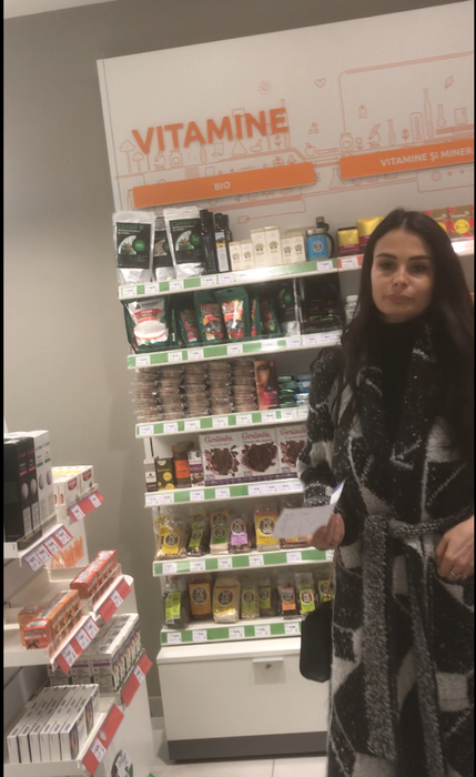 Anca a ajuns la farmacie și verifică medicamentele de pe rafturi