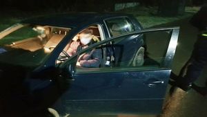 Dublă infracțiune pentru un tânăr de 20 de ani din Botoșani. A fost prins la volan, fără permis, când trebuia să stea în carantină