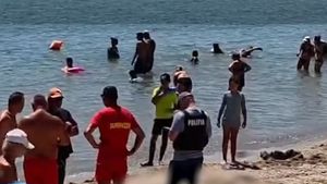 TRAGEDIE la 2 Mai! Un bărbat de 55 de ani a murit înecat după ce a căzut de pe o placă de surfing