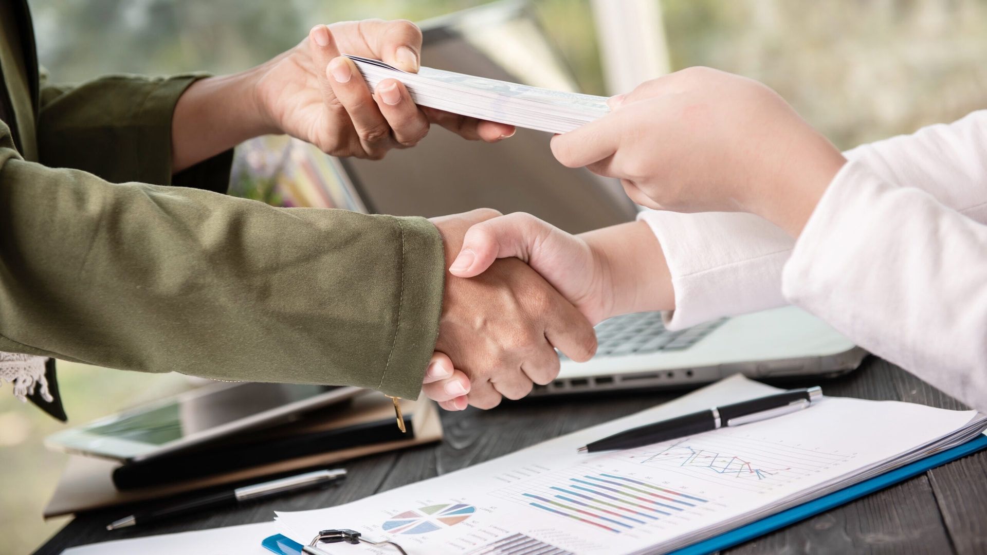 Un angajat a primit din greşeală 330 de salarii, iar după 3 zile a fost de negăsit. Judecătorii au hotărât că poate să păstreze banii