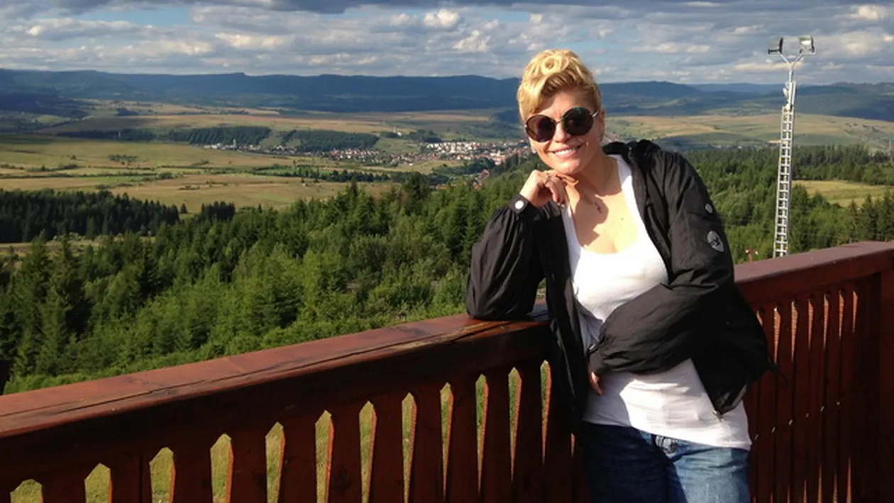 Uite-o pe Loredana alaturi de cel mai pufos prieten! Nu este un caine, daca la asta te asteptai!