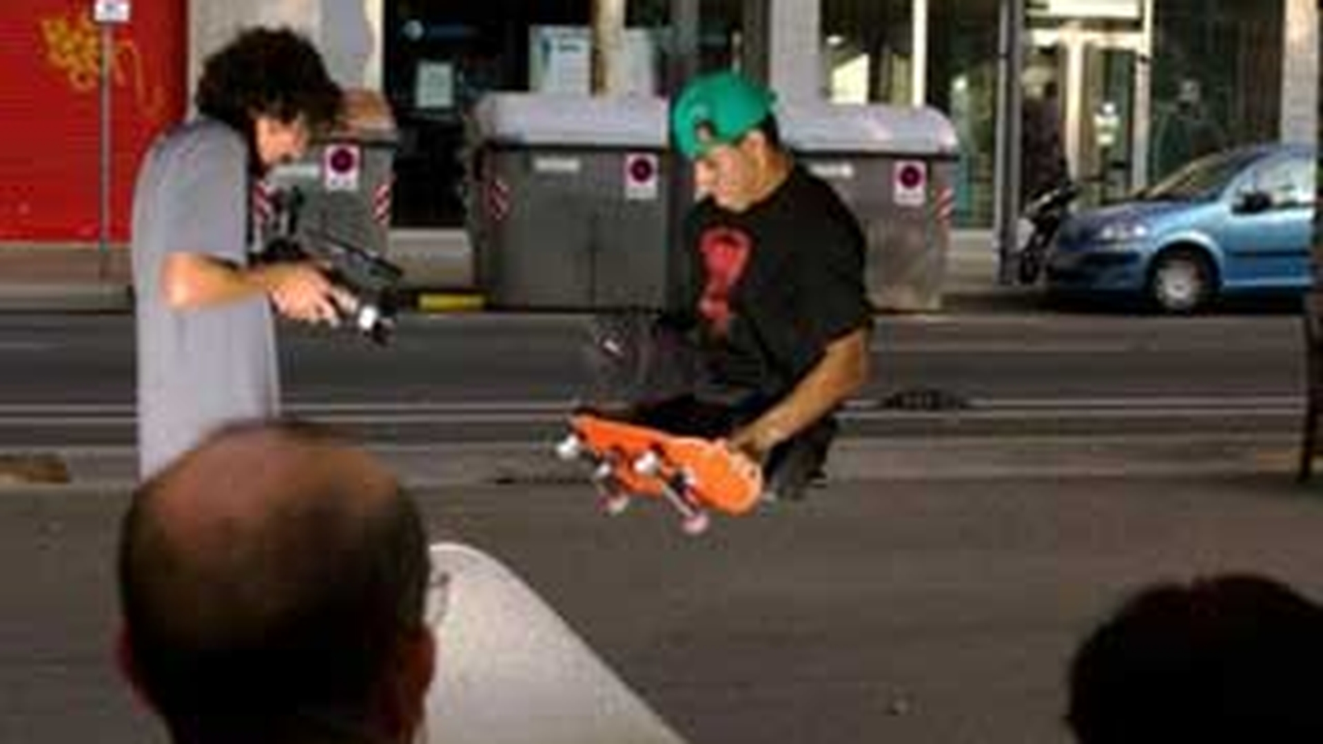 VIDEO Un tanar fara picioare este maestru in skateboarding!
