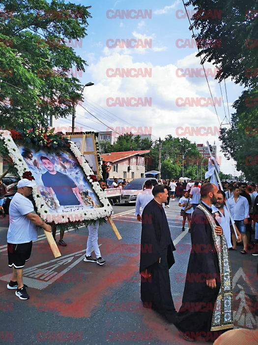 Detaliul de pe crucea lui Ciprian Pian! Sursa foto: CANCAN