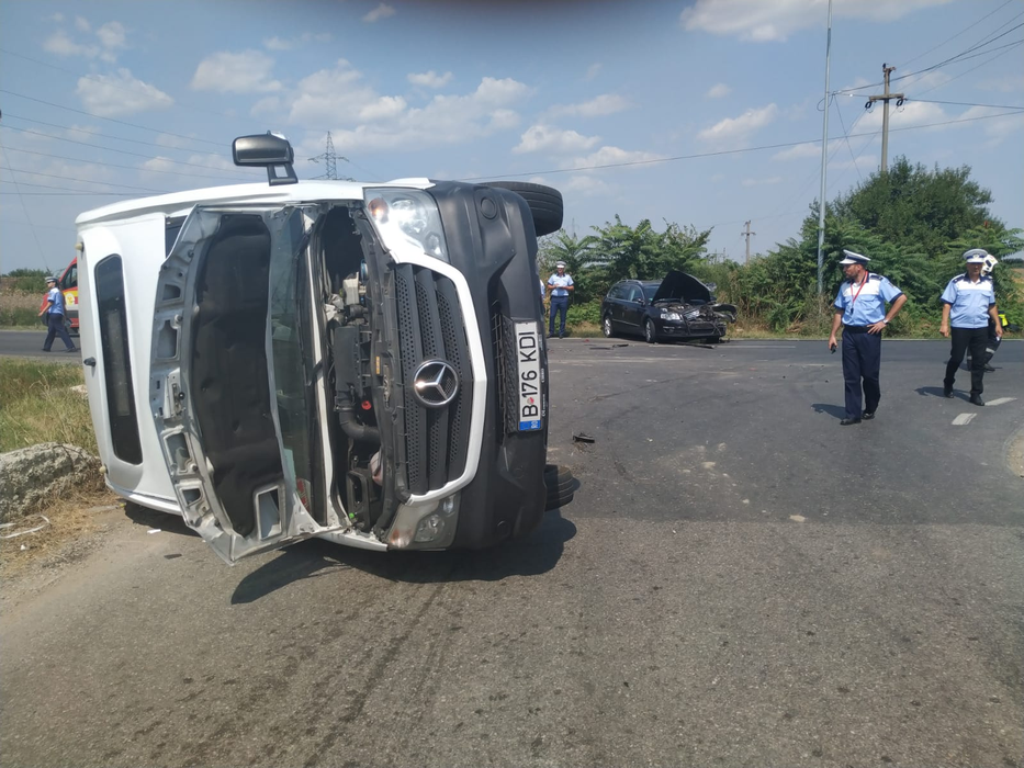 Un microbuz s-a răsturnat  pe DJ 601 A, între localitățile Dragomirești Deal și Bâcu, județul Giurgiu