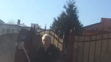 VIDEO. Fost judecător din Craiova, cercetat pentru distrugere după ce i-a spart parbrizul unui şofer care parcase în faţa casei sale