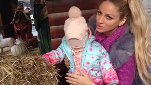 SÂNZIANA BURUIANĂ merge peste tot cu fetiţa sa! Uite în ce loc a dus-o pe micuţă şi s-au fotografiat împreună