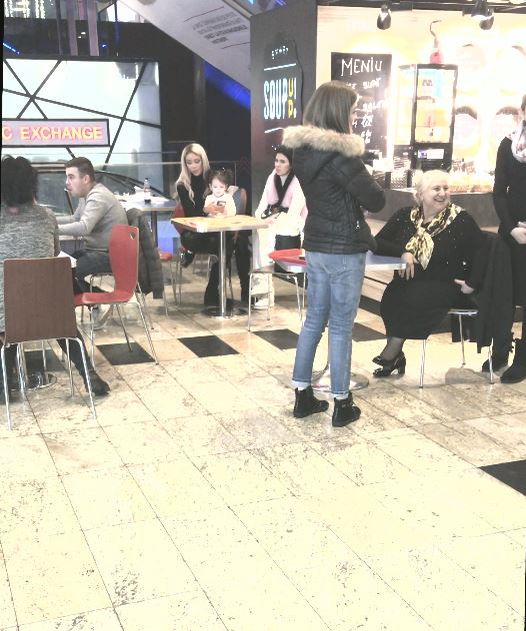 Au terminat shoppingul și s-au instalat la masă