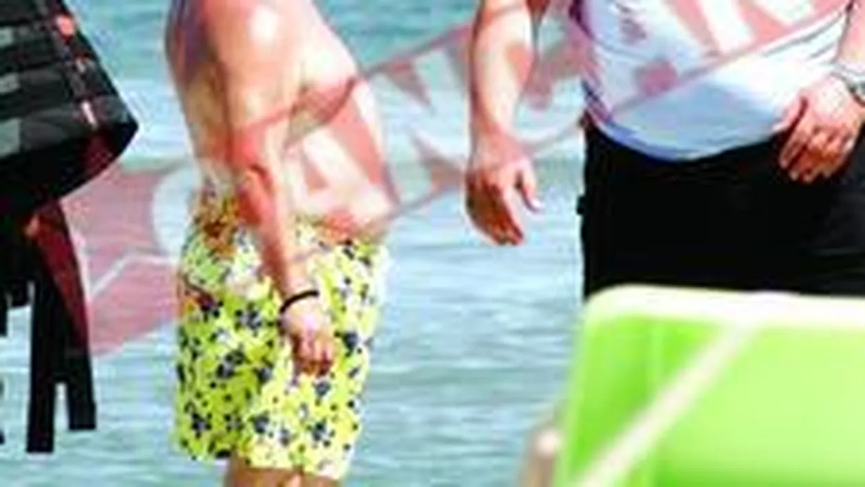 Adi Minune, pazit de bodyguard pe plaja