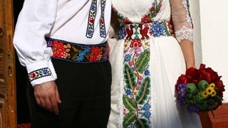 Cea mai neobisnuita rochie de mireasa a verii! Nici nu iti trece prin cap ce a purtat Elena Lasconi la nunta!
