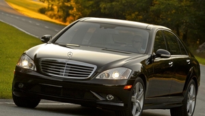 Acest Mercedes S-Class s-a făcut praf în doar câteva secunde! Şoferul a virat brusc şi a intrat într-un camion, iar apoi...