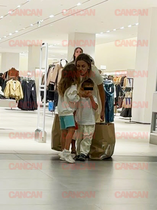 Emily Burghelea cu copiii la mall