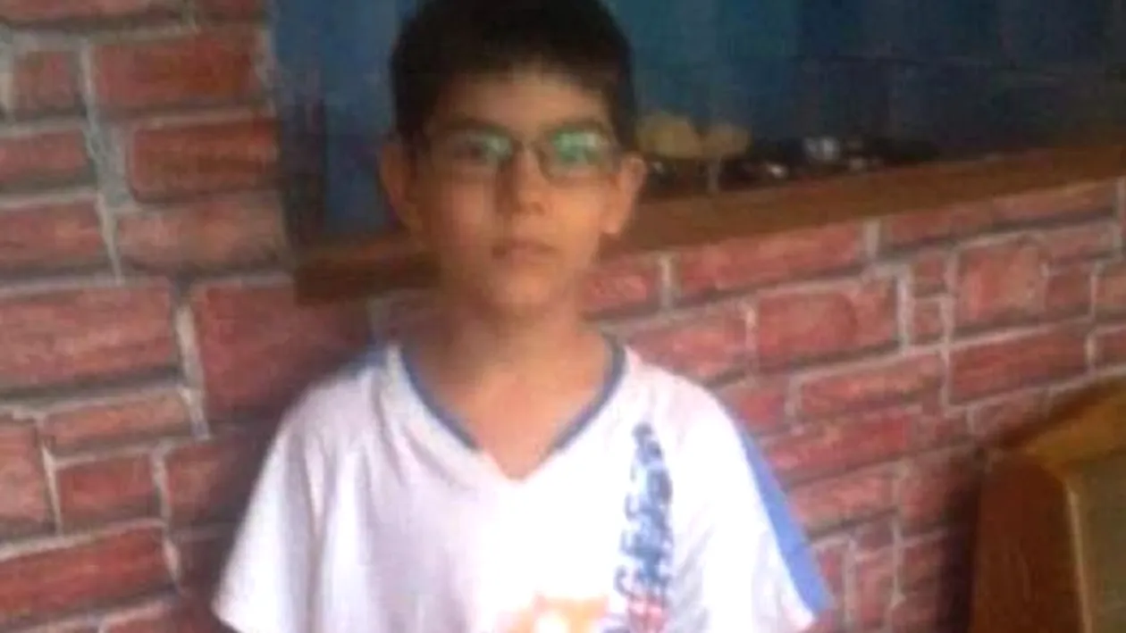 El este băiețelul de 12 ani, dispărut de 24 de ore de acasă. Mama copilului este disperată