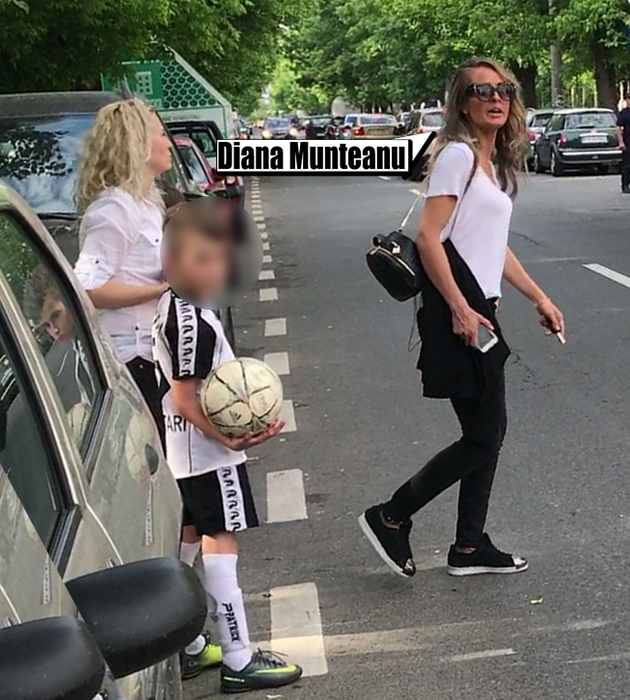 Diana se uită foarte atent dacă David şi colegul său pot traversa
