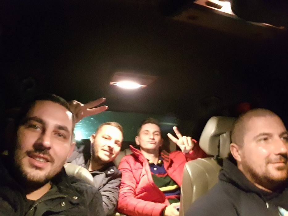 Iustin Covei (dreapta) a devenit foarte activ pe Facebook, imediat după eliberare