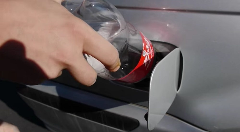 VIDEO /  A turnat doi litri de Coca-Cola în rezervorul maşinii, apoi s-a urcat la volan. Ce-a urmat: „Aceasta e următoarea alternativă în locul benzinei”
